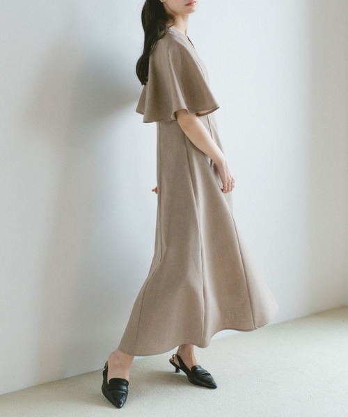 VANNIE U(ヴァニーユー)の「ケープスリーブフレアワンピース(ワンピース・レディース・グレー/ベージュ・FREE)」の1枚目の写真