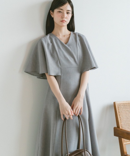 VANNIE U(ヴァニーユー)の「ケープスリーブフレアワンピース(ワンピース・レディース・グレー/ベージュ・FREE)」の2枚目の写真