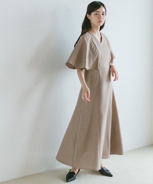 VANNIE U(ヴァニーユー)の「ケープスリーブフレアワンピース(ワンピース・レディース・グレー/ベージュ・FREE)」の8枚目の写真