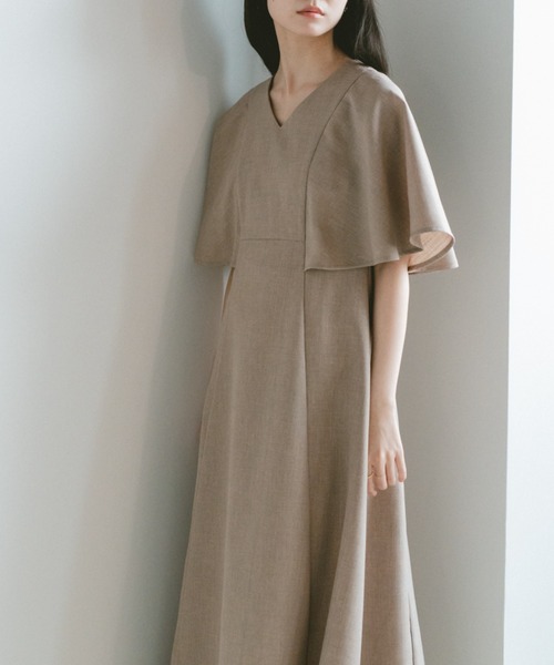 VANNIE U(ヴァニーユー)の「ケープスリーブフレアワンピース(ワンピース・レディース・グレー/ベージュ・FREE)」の10枚目の写真