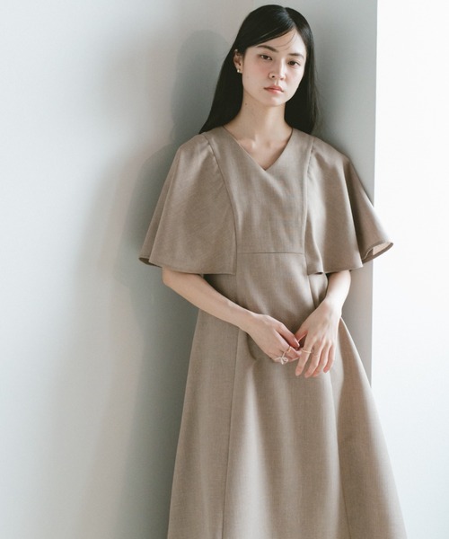VANNIE U(ヴァニーユー)の「ケープスリーブフレアワンピース(ワンピース・レディース・グレー/ベージュ・FREE)」の11枚目の写真