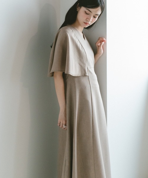VANNIE U(ヴァニーユー)の「ケープスリーブフレアワンピース(ワンピース・レディース・グレー/ベージュ・FREE)」の12枚目の写真