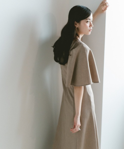VANNIE U(ヴァニーユー)の「ケープスリーブフレアワンピース(ワンピース・レディース・グレー/ベージュ・FREE)」の13枚目の写真