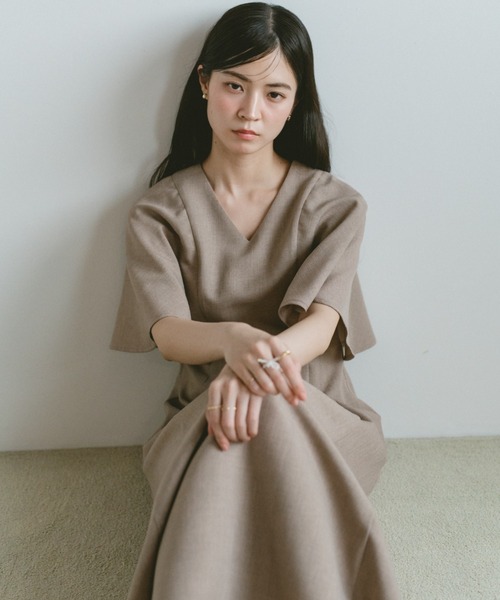 VANNIE U(ヴァニーユー)の「ケープスリーブフレアワンピース(ワンピース・レディース・グレー/ベージュ・FREE)」の14枚目の写真