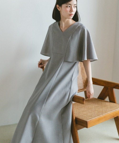 VANNIE U(ヴァニーユー)の「ケープスリーブフレアワンピース(ワンピース・レディース・グレー/ベージュ・FREE)」の4枚目の写真