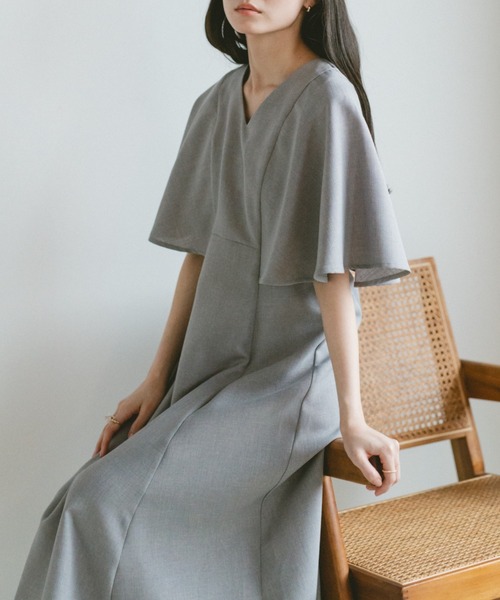 VANNIE U(ヴァニーユー)の「ケープスリーブフレアワンピース(ワンピース・レディース・グレー/ベージュ・FREE)」の5枚目の写真