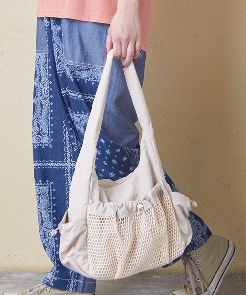 CUBE SUGAR（キューブシュガー）の「ナイロンメッシュポケットショルダーバッグ（ショルダーバッグ・レディース・グレー/ナチュラル/ブラック・M）」の3枚目の写真