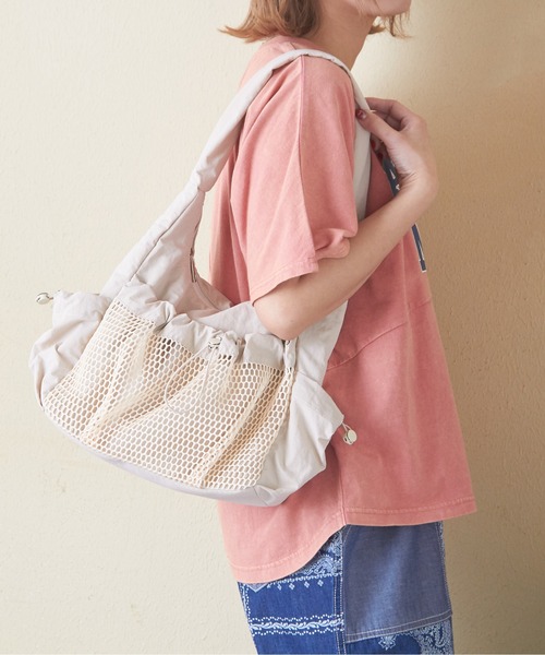 CUBE SUGAR（キューブシュガー）の「ナイロンメッシュポケットショルダーバッグ（ショルダーバッグ・レディース・グレー/ナチュラル/ブラック・M）」の4枚目の写真