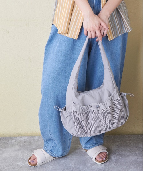 CUBE SUGAR（キューブシュガー）の「ナイロンメッシュポケットショルダーバッグ（ショルダーバッグ・レディース・グレー/ナチュラル/ブラック・M）」の7枚目の写真