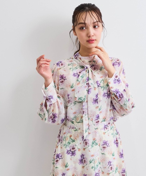 QUEENS COURT(クイーンズコート)の「フラワーシアーハイネックブラウス≪洗濯機で洗える≫(シャツ/ブラウス・レディース・パープル/ピンク/ネイビー・M)」の3枚目の写真
