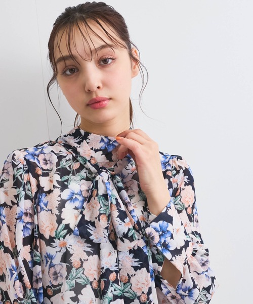 QUEENS COURT(クイーンズコート)の「フラワーシアーハイネックブラウス≪洗濯機で洗える≫(シャツ/ブラウス・レディース・パープル/ピンク/ネイビー・M)」の2枚目の写真