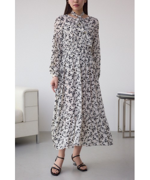AZUL by moussy(アズールバイマウジー)の「【身長/骨格別着用画像あり】シアーチェックフラワー柄ワンピース 春服 秋服 花柄 総柄 長袖 ロングワンピース リボンタイ(ワンピース・レディース・ブラック系その他/ホワイト系その他・SMALL/MEDIUM)」の2枚目の写真