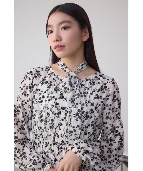 AZUL by moussy(アズールバイマウジー)の「【身長/骨格別着用画像あり】シアーチェックフラワー柄ワンピース 春服 秋服 花柄 総柄 長袖 ロングワンピース リボンタイ(ワンピース・レディース・ブラック系その他/ホワイト系その他・SMALL/MEDIUM)」の5枚目の写真