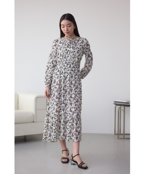 AZUL by moussy(アズールバイマウジー)の「【身長/骨格別着用画像あり】シアーチェックフラワー柄ワンピース 春服 秋服 花柄 総柄 長袖 ロングワンピース リボンタイ(ワンピース・レディース・ブラック系その他/ホワイト系その他・SMALL/MEDIUM)」の6枚目の写真
