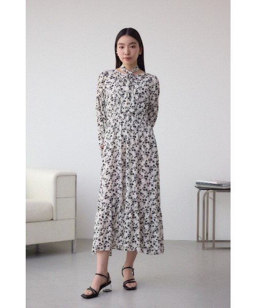 AZUL by moussy(アズールバイマウジー)の「【身長/骨格別着用画像あり】シアーチェックフラワー柄ワンピース 春服 秋服 花柄 総柄 長袖 ロングワンピース リボンタイ(ワンピース・レディース・ブラック系その他/ホワイト系その他・SMALL/MEDIUM)」の7枚目の写真