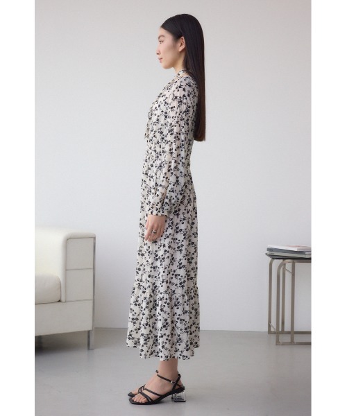 AZUL by moussy(アズールバイマウジー)の「【身長/骨格別着用画像あり】シアーチェックフラワー柄ワンピース 春服 秋服 花柄 総柄 長袖 ロングワンピース リボンタイ(ワンピース・レディース・ブラック系その他/ホワイト系その他・SMALL/MEDIUM)」の9枚目の写真