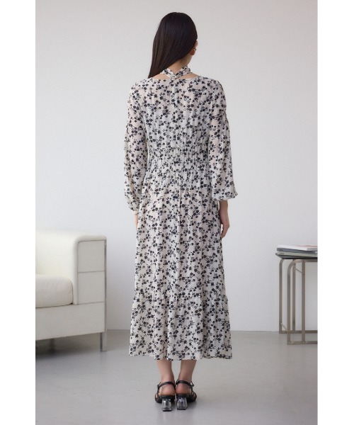 AZUL by moussy(アズールバイマウジー)の「【身長/骨格別着用画像あり】シアーチェックフラワー柄ワンピース 春服 秋服 花柄 総柄 長袖 ロングワンピース リボンタイ(ワンピース・レディース・ブラック系その他/ホワイト系その他・SMALL/MEDIUM)」の10枚目の写真