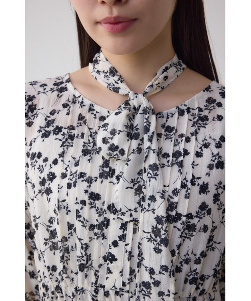 AZUL by moussy(アズールバイマウジー)の「【身長/骨格別着用画像あり】シアーチェックフラワー柄ワンピース 春服 秋服 花柄 総柄 長袖 ロングワンピース リボンタイ(ワンピース・レディース・ブラック系その他/ホワイト系その他・SMALL/MEDIUM)」の11枚目の写真