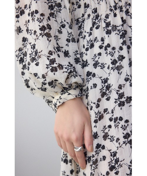 AZUL by moussy(アズールバイマウジー)の「【身長/骨格別着用画像あり】シアーチェックフラワー柄ワンピース 春服 秋服 花柄 総柄 長袖 ロングワンピース リボンタイ(ワンピース・レディース・ブラック系その他/ホワイト系その他・SMALL/MEDIUM)」の14枚目の写真