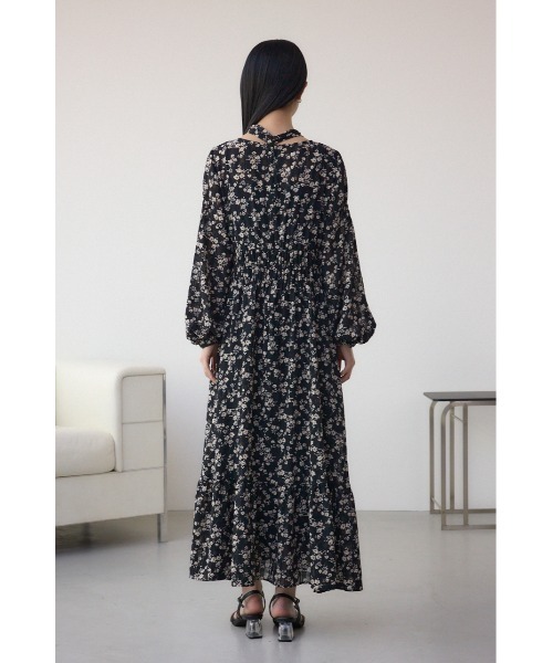 AZUL by moussy(アズールバイマウジー)の「【身長/骨格別着用画像あり】シアーチェックフラワー柄ワンピース 春服 秋服 花柄 総柄 長袖 ロングワンピース リボンタイ(ワンピース・レディース・ブラック系その他/ホワイト系その他・SMALL/MEDIUM)」の21枚目の写真