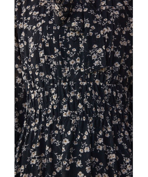 AZUL by moussy(アズールバイマウジー)の「【身長/骨格別着用画像あり】シアーチェックフラワー柄ワンピース 春服 秋服 花柄 総柄 長袖 ロングワンピース リボンタイ(ワンピース・レディース・ブラック系その他/ホワイト系その他・SMALL/MEDIUM)」の4枚目の写真