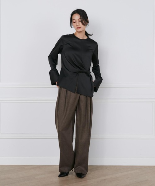 INED（イネド）の「シルキーアシメトリーブラウス《la veille by SUPERIOR CLOSET》（シャツ/ブラウス・レディース・オフホワイト/ブラック・9号/7号/11号）」の6枚目の写真