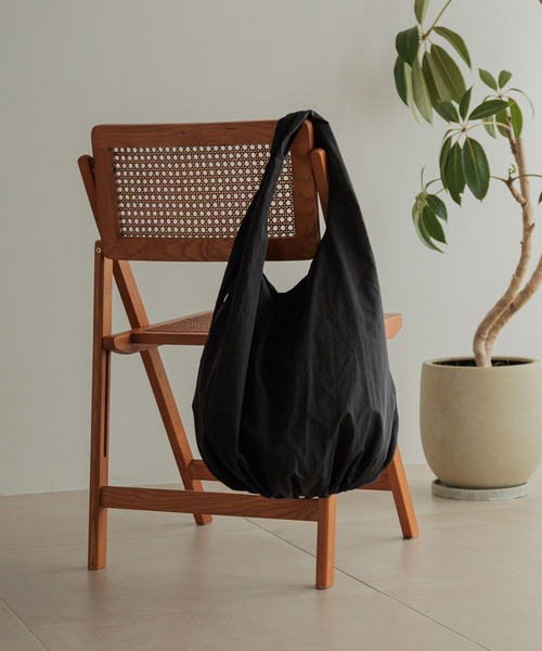 LOWRYS FARM（ローリーズファーム）の「ソフカルギャザーＢＩＧトート　 288137（トートバッグ・レディース・ピンク/アイボリー/ブラック・FREE）」の3枚目の写真