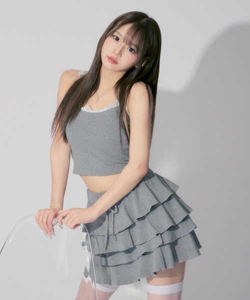 JilLA(ジルア)の「【2点セット】Frilled Cami & Tiered Mini Skirt / フリルキャミソール&ティアードミニスカート セットアップ(キャミソール・レディース・ホワイト/グレー/ブラック・FREE)」の4枚目の写真