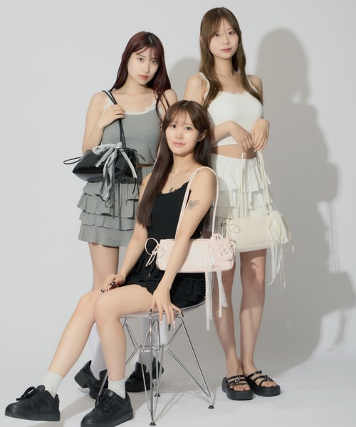 JilLA(ジルア)の「【2点セット】Frilled Cami & Tiered Mini Skirt / フリルキャミソール&ティアードミニスカート セットアップ(キャミソール・レディース・ホワイト/グレー/ブラック・FREE)」の21枚目の写真
