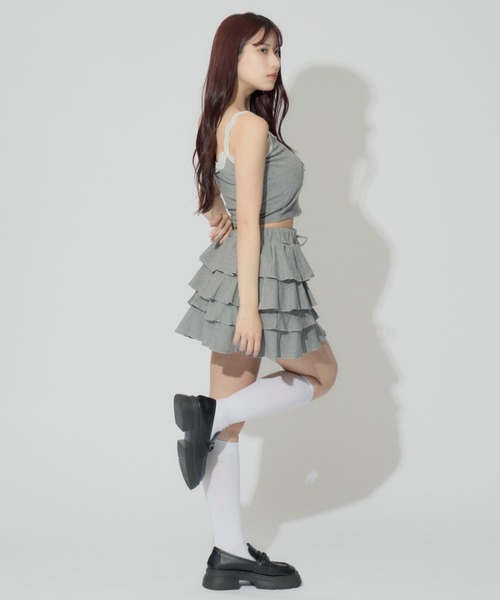 JilLA(ジルア)の「【2点セット】Frilled Cami & Tiered Mini Skirt / フリルキャミソール&ティアードミニスカート セットアップ(キャミソール・レディース・ホワイト/グレー/ブラック・FREE)」の16枚目の写真