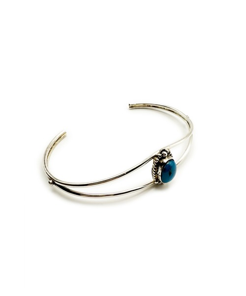 Indian Jewelry(インディアンジュエリー)の「THEATER シアター オーバルデザインターコイズシルバーバングル Made in USA(バングル/リストバンド・メンズ・シルバー・FREE)」の1枚目の写真