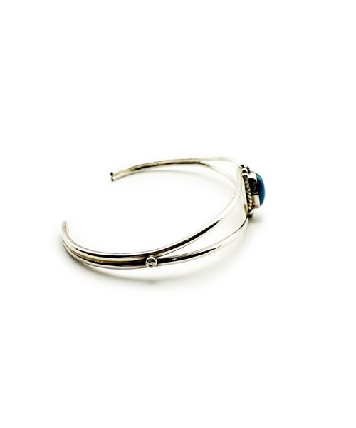 Indian Jewelry(インディアンジュエリー)の「THEATER シアター オーバルデザインターコイズシルバーバングル Made in USA(バングル/リストバンド・メンズ・シルバー・FREE)」の3枚目の写真