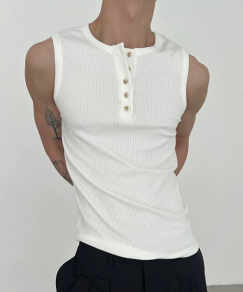 Theater code（シアターコード）の「Triple-button tank top / 3連ボタン タンクトップ 2026年春夏（タンクトップ・メンズ・ブラック/ホワイト/ダークグレー・M/L/XL）」の2枚目の写真