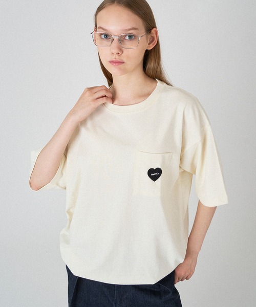ONCILY(オンシェリー)の「HEART LOGO EMBLEM DRAW CODE T-SHIRT / ハートロゴワッペン刺繍ドローコードTシャツ(Tシャツ/カットソー・メンズ・オフホワイト/ホワイト系その他/アイボリー・LARGE/MEDIUM/SMALL)」の2枚目の写真