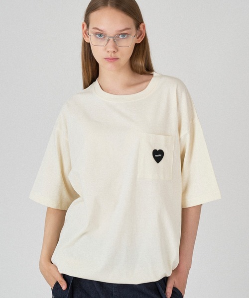 ONCILY(オンシェリー)の「HEART LOGO EMBLEM DRAW CODE T-SHIRT / ハートロゴワッペン刺繍ドローコードTシャツ(Tシャツ/カットソー・メンズ・オフホワイト/ホワイト系その他/アイボリー・LARGE/MEDIUM/SMALL)」の4枚目の写真