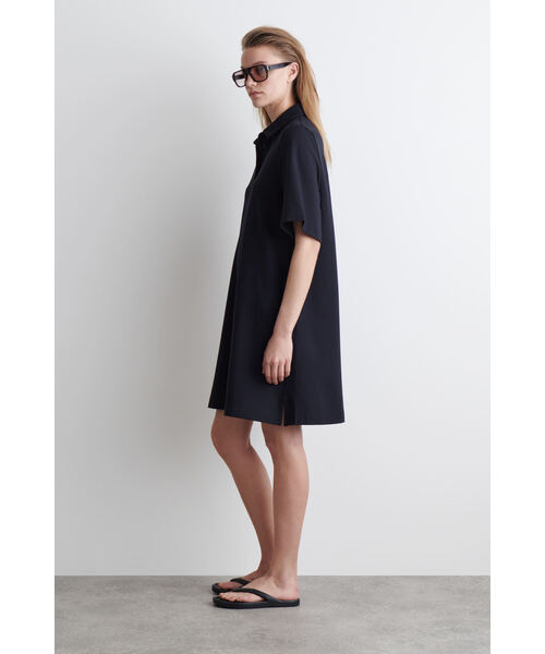 COS（コス）の「ジャージーポロミニドレス（ワンピース・レディース・ネイビー/ダークカーキ・M/S/L/XS）」の4枚目の写真