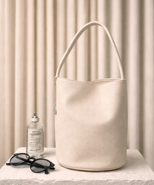 folka(フォルカ)の「7B43 PUレザー バケットラインバッグ マチ広 丸底(トートバッグ・レディース・ホワイト/ブラウン/ブラック・ONESIZE)」の1枚目の写真