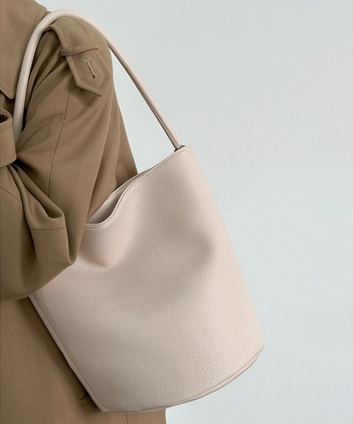 folka(フォルカ)の「7B43 PUレザー バケットラインバッグ マチ広 丸底(トートバッグ・レディース・ホワイト/ブラウン/ブラック・ONESIZE)」の5枚目の写真