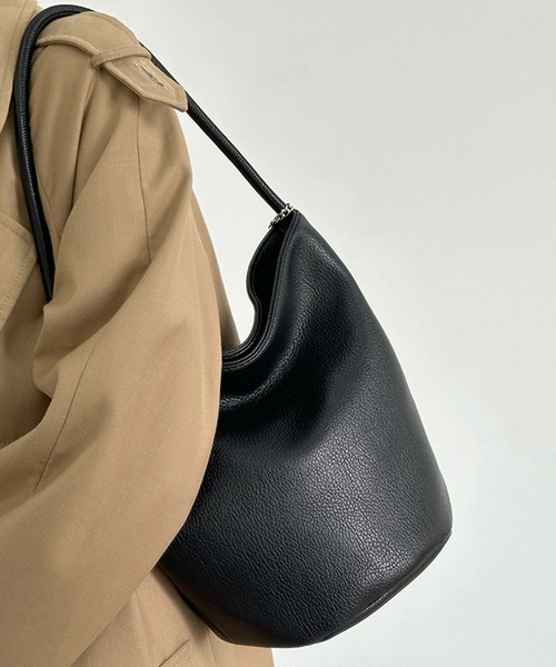 folka(フォルカ)の「7B43 PUレザー バケットラインバッグ マチ広 丸底(トートバッグ・レディース・ホワイト/ブラウン/ブラック・ONESIZE)」の8枚目の写真