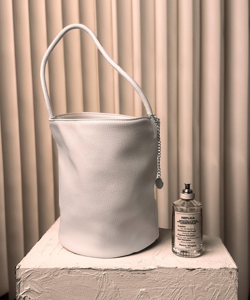 folka(フォルカ)の「7B43 PUレザー バケットラインバッグ マチ広 丸底(トートバッグ・レディース・ホワイト/ブラウン/ブラック・ONESIZE)」の13枚目の写真