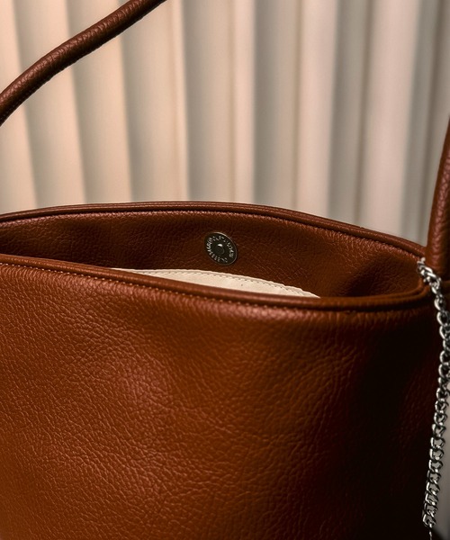 folka(フォルカ)の「7B43 PUレザー バケットラインバッグ マチ広 丸底(トートバッグ・レディース・ホワイト/ブラウン/ブラック・ONESIZE)」の9枚目の写真