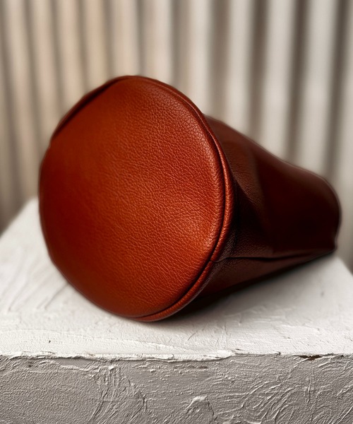 folka(フォルカ)の「7B43 PUレザー バケットラインバッグ マチ広 丸底(トートバッグ・レディース・ホワイト/ブラウン/ブラック・ONESIZE)」の12枚目の写真