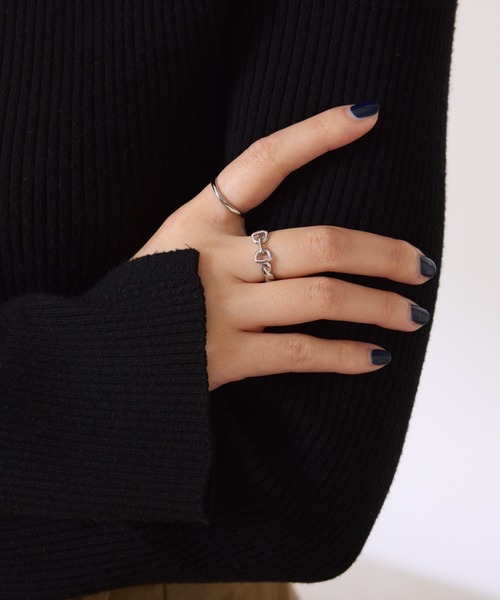 PAPILLONNER（パピヨネ）の「ビットモチーフコンビリング（ネックレス・レディース・ゴールド/シルバー・FREE）」の2枚目の写真