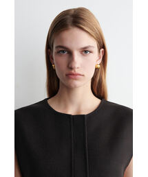 COS（コス）の「ミスマッチなモルテンスタッドイヤリング（ピアス（両耳用））」