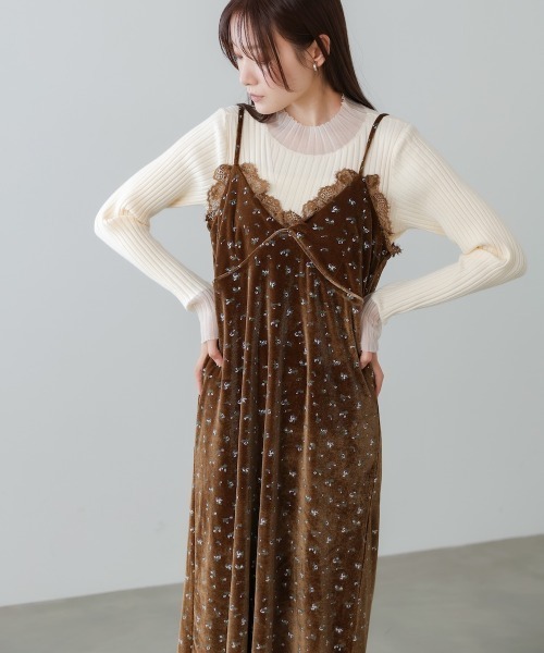 Bab(バブ)の「【初販即完】【選べるサイズ展開】小花柄レース付きベロアキャミワンピース(ワンピース・レディース・アイボリー/ブラック/ブラウン・S/M/L)」の1枚目の写真