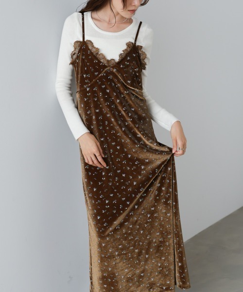 Bab(バブ)の「【初販即完】【選べるサイズ展開】小花柄レース付きベロアキャミワンピース(ワンピース・レディース・アイボリー/ブラック/ブラウン・S/M/L)」の4枚目の写真