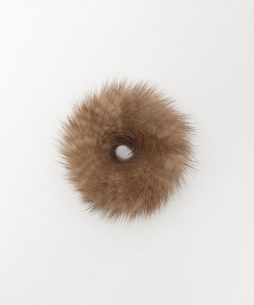 UNITED ARROWS(ユナイテッドアローズ)の「ミンク ヘアタイ(シュシュ・レディース・ブラック/ブラウン系/ホワイト・FREE)」の1枚目の写真