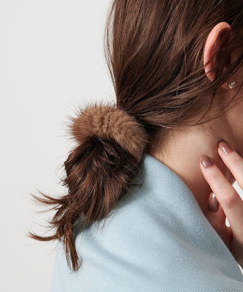 UNITED ARROWS(ユナイテッドアローズ)の「ミンク ヘアタイ(シュシュ・レディース・ブラック/ブラウン系/ホワイト・FREE)」の7枚目の写真