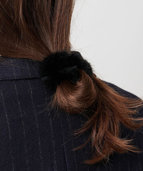 UNITED ARROWS(ユナイテッドアローズ)の「ミンク ヘアタイ(シュシュ・レディース・ブラック/ブラウン系/ホワイト・FREE)」の9枚目の写真