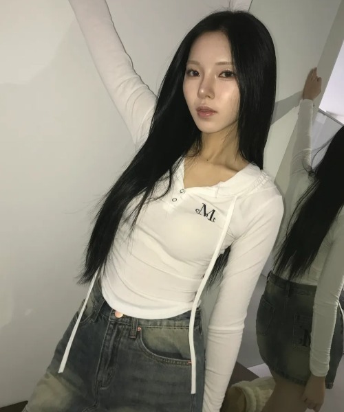 MUCENT（ムセント）の「【日本未発売/WEB限定】MUCENT(ムセント)/スナップボタン スリム フィット フード Tシャツ/RUEN SIGNATURE SLIM HOOD T（Tシャツ/カットソー・レディース・グレー/チャコールグレー/ブラック/ホワイト・FREE）」の5枚目の写真
